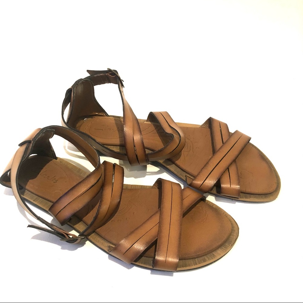 Clarks 9.5 Tan Strappy Buckle Sandals